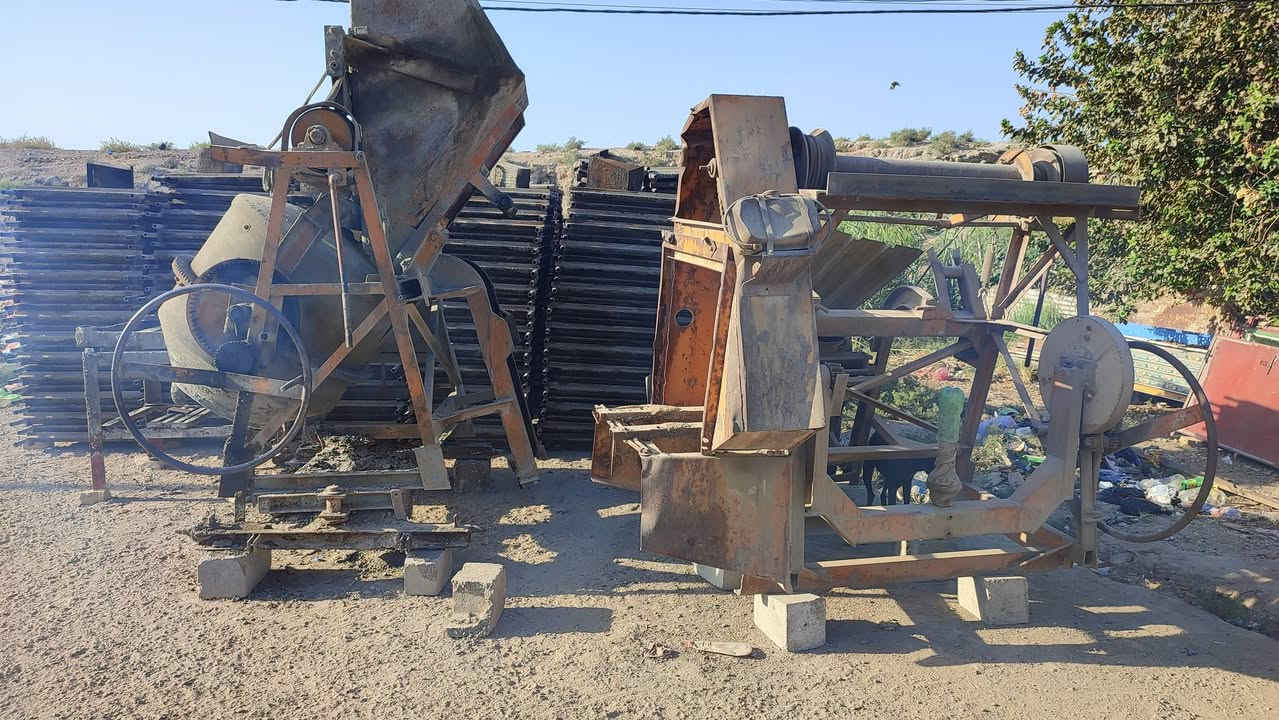 معمل كامل للبيع
قوالب شتايكر 80*80 عدد 100 قالب 4سم جوين عريض 50 جوين رفيع 50
 نظافه قالب 100/80

150 قالب 60*40 4سم نظافه قالب 100/90

خباطه عدد 2 وحده شغاله نضيفه 100/90

وثانيه بس بيه نقص جدر و موطور 
هزاز عدد 1 
***********
***********
