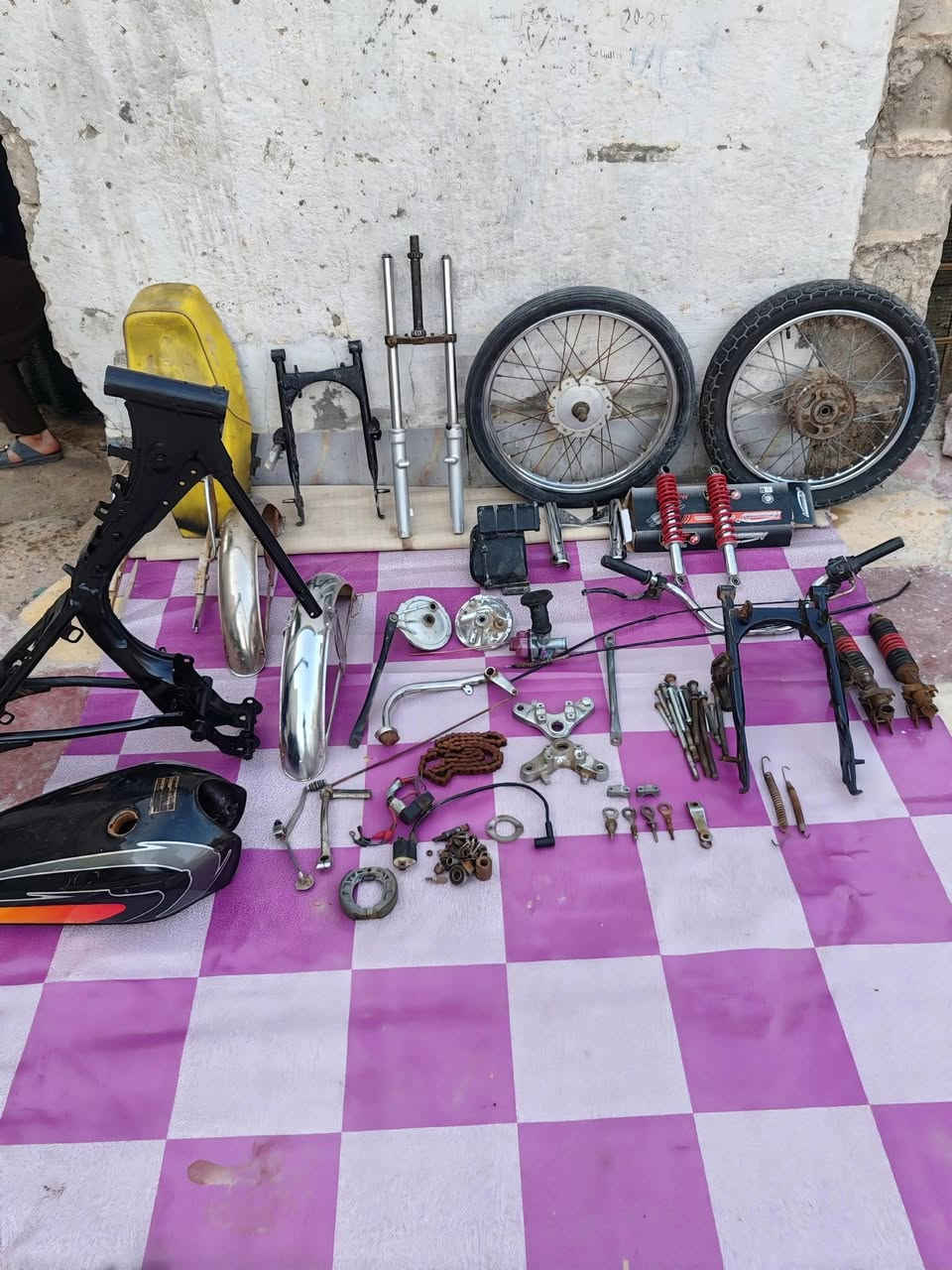 السلام عليكم تعميرة دراجه كامله ماناقصها فقط مكينه السعر 150ولشراي يدلل المكان البصره/الهارثه ***********
