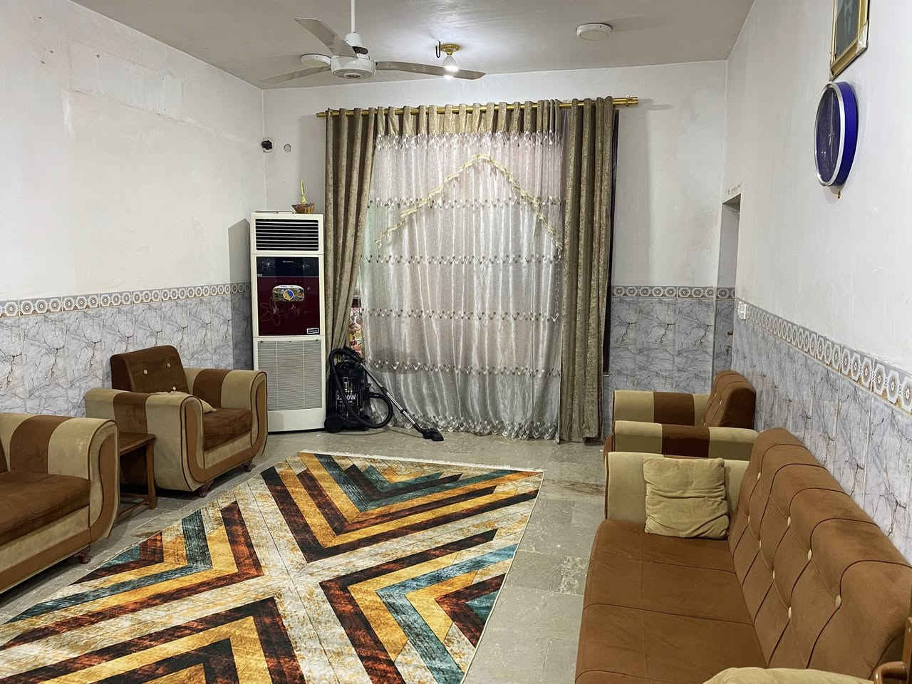 بيت للبيع المكان الجمعيه شارع التلعفرين  المساحه ١٧٠ متر يحتوي ع غرفتين وصاله وستقبال ومطبخ مجمع صحي باقي التفاصيل داخل الفيديو للستفسار ***********
