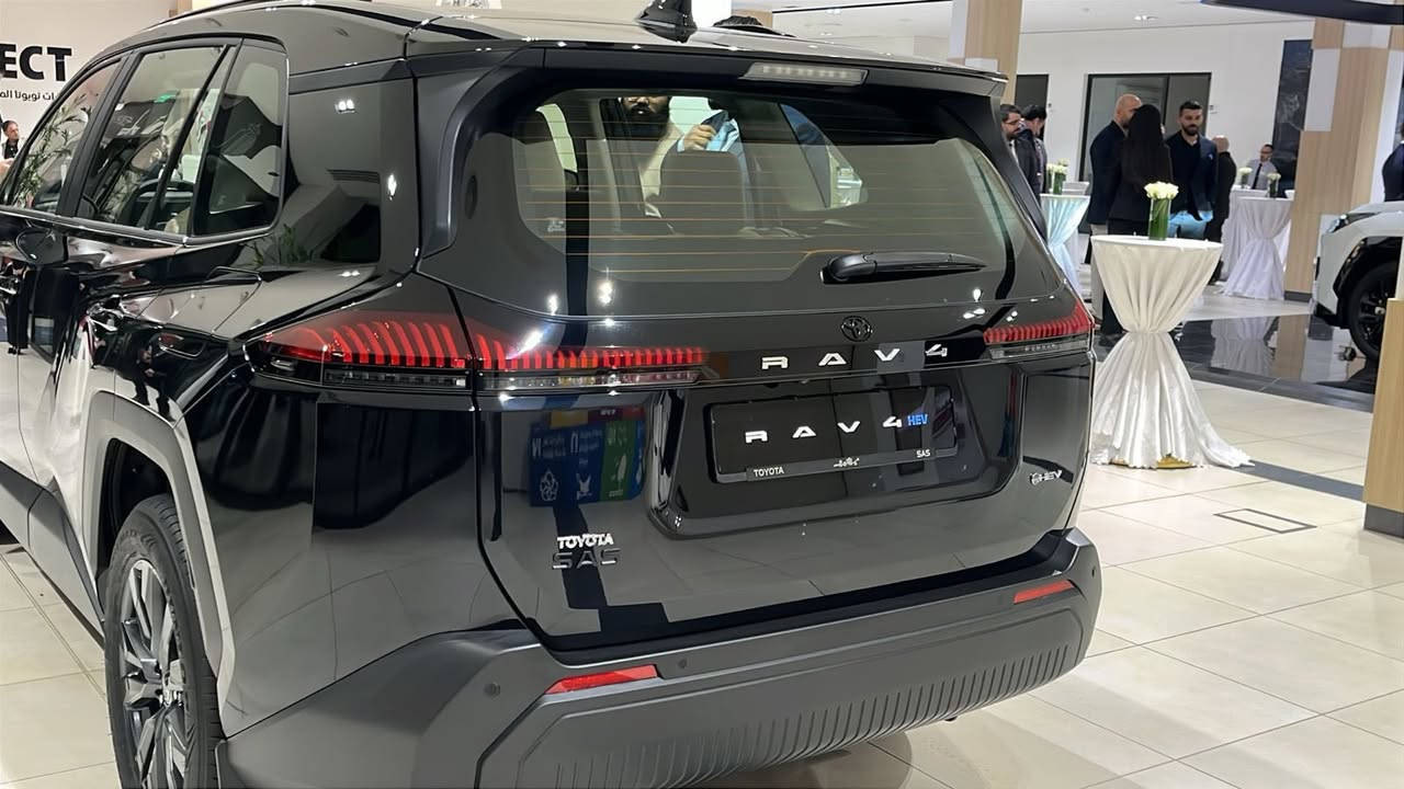 شركة روعه المحتسب
وكالة 2026 – RAV4 SAS
مو بس تحديث… ثورة حقيقية بالسيارة!
🔹 التقنية والتواصل
راف فور 2026 تجي بتقنية متقدمة تبين من أول ركوبة:
شاشة ترفيه كبيرة لحد 12.9 إنچ
شاشة عدادات رقمية 12.3 إنچ
واجهة استخدام سريعة وسهلة
أوامر صوتية ذكية Hey Toyota تفهمك أسرع
ربط لاسلكي مع Apple CarPlay & Android Auto
تسجيل فيديو مباشر من السيارة (Drive Recorder)
📌 شنو الجديد؟
نظام تشغيل جديد Arene يسمح بتحديثات مستقبلية للسيارة بدون مراجعة الوكالة.
⚡ نظام الدفع والأداء
راف فور 2026 صارت هايبرد بالكامل:
استهلاك بنزين أقل وأداء أنعم
دفع أمامي أو رباعي AWD حسب الفئة
قوة محسّنة بالمحركات الهجينة
فئة PHEV بقوة توصل تقريبًا 320 حصان
إمكانية القيادة بالكهرباء فقط لمسافات يومية
📌 التطوّر
بطارية أكبر، مدى أطول،
وشحن سريع DC ببعض الفئات (من 10% إلى 80% خلال حوالي 30 دقيقة).
🛡️ الأمان ومساعدة السائق
كل موديلات 2026 تجي مزودة بأحدث حزمة:
Toyota Safety Sense 4.0 وتشمل:
كشف السيارات والمخاطر من الجوانب
مراقبة المسار والبقاء داخله
مساعد القيادة بالزحام Traffic Jam Assist
أنظمة ذكية تساعدك قبل وأثناء السواقة
📌 قيادة أسهل، وأمان أعلى بكل الظروف.
🛋️ الراحة والمساحة
مساحة داخلية أوسع
مواد داخلية محسّنة وجودة أعلى
مقاعد مريحة للسفر الطويل
تكييف قوي وعملي
شنطة خلفية أكبر مع قابلية طي المقاعد للاستفادة القصوى من المساحة
📌 تفاصيل إضافية
نظام ترفيه سريع
منافذ USB-C متعددة
شحن لاسلكي للجوال
أنظمة صوت فخمة ببعض الفئات


**إذا كنت صاحب هذا الإعلان وتريد حذفه لأي سبب، رجاءا أرسل رسالة إلى الدعم الفني**