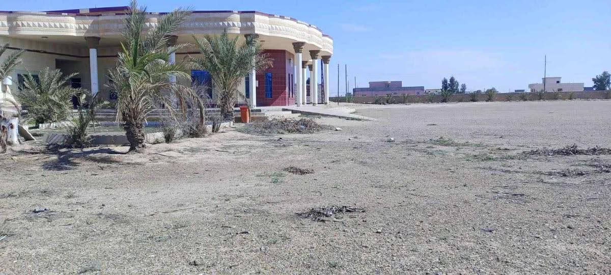 بيت قرب مطار الانبار مساحته اكثر من ٣٠٠ متر مربع مشيد على ارض مساحتها ١١٠٠ متر مع قطعتين بمساحة ٤٠٠ م للقطعة الواحدة معروض للبيع  بسعر مناسب جدا
