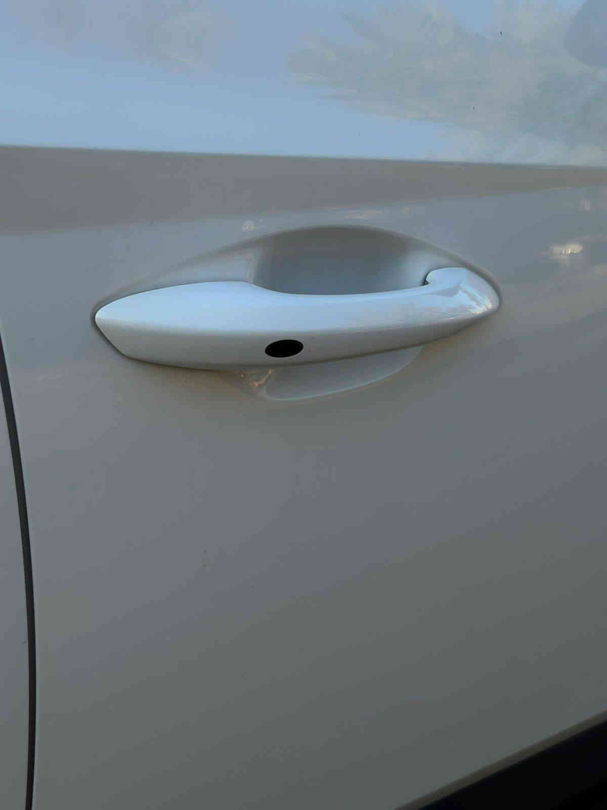 السلام عليكم للبيع فقط توسان خليجي ماشية ١٧ الف كيلو متر حقيقي موديل ٢٠٢١ 
مواصفات حساسات شاشة لمس مانع انزلاق هند بريك دكمة  نظام ترحيب وتشغيل عن بعد بيه هواي مواصفات والسيارة مال جناي حيل نظيفة والسيارة بسمي السعر شتين وعشرين ورقة وبيهة مجال حك الجية والسيارة بعد ريحة الشركة بيهة للاتصال *********** مكان السيارة بغداد شاؤع فلسطين
