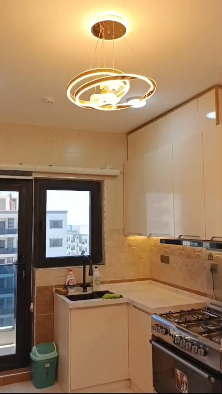 سلام عليك 
شقه للايجار في دار السلام مساحة ١٣٤
في عمارة D13
طابق عالي
الشقة نوع D1 التصميم المرغوب
✓موقع واطلاله مميزة الشقة ✓مؤثثة بمطبخ كامل كاونتر ثلاجه مجمده وطباخ ومرشحه

✓غرفتين نوم مجهزه کامله 
الغرفة الكبير تحتوي الى سبلت

✓غرفه لوندري تحتوي
غسالة ملابس اتماتيك وسخان

✓صاله تحتوي على سقوف ديكورات

✓حمامين
للتواصل ***********

