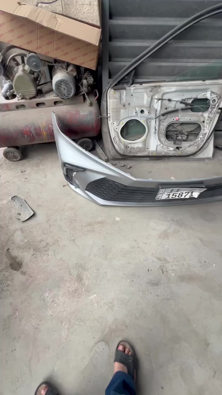 السلام. عندي دعامية كامري 2025. للبيع اصلية لونها ابيض مصبوغة سلفر شذرة. واللد والشباك هم قيم واخذ  للاتصال ***********
