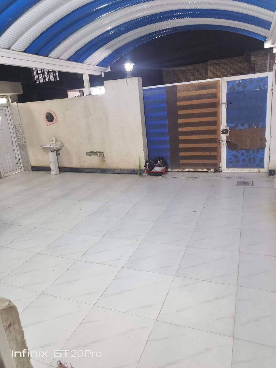 بيت للبيع مساحة 180 متر، العنوان حي الشهداء قرب جسر الزهور وخلف إسالة الماء، بيت بصف الركن،
طابقين، الطابق الأول كونكريت، يتكون من غرف نوم عدد 2+مطبخ +صالة+أستقبال +كراج سيارة +مجموعة صحية داخلية وخارجية
أما الطابق الثاني عكاده يتكون من غرف نوم عدد 2 +صالة
بناء سنة 2023
واجهة 9، نزال 20 
قابل للبيع مع الأثاث أو بدون الاثاث 
السعر خاص أو الأتصال ع الرقم
***********
