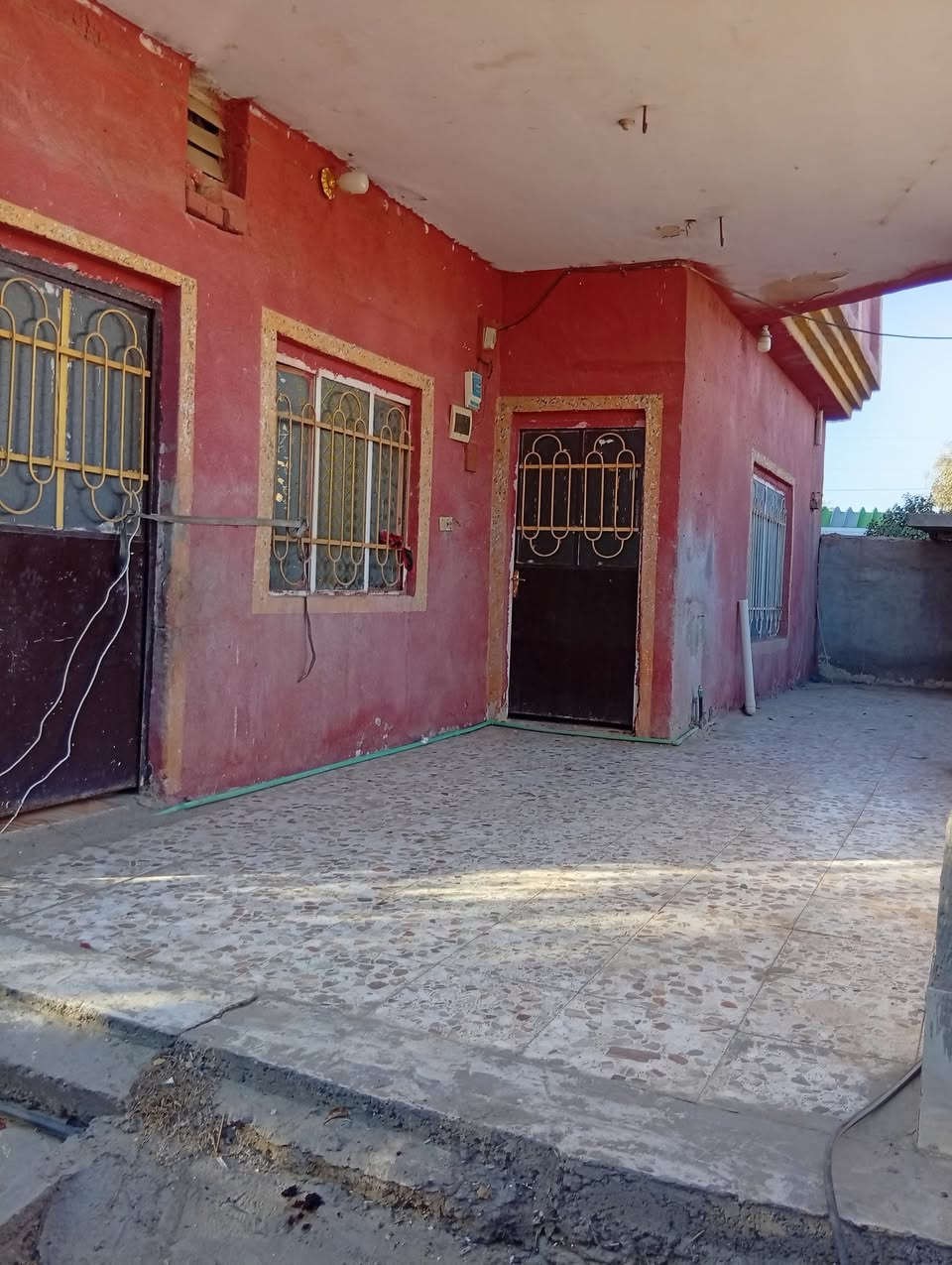 بيت للبيع قرب مدرسة بغداد مساحته 200 من يرغب بالشراء يتصل
***********
