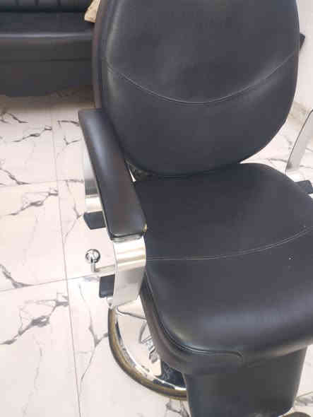 السلام عليكم 
كرسي ومرايه للبيع 
السعر 270  بيهن مجال بسيط
للاستفسار ***********
