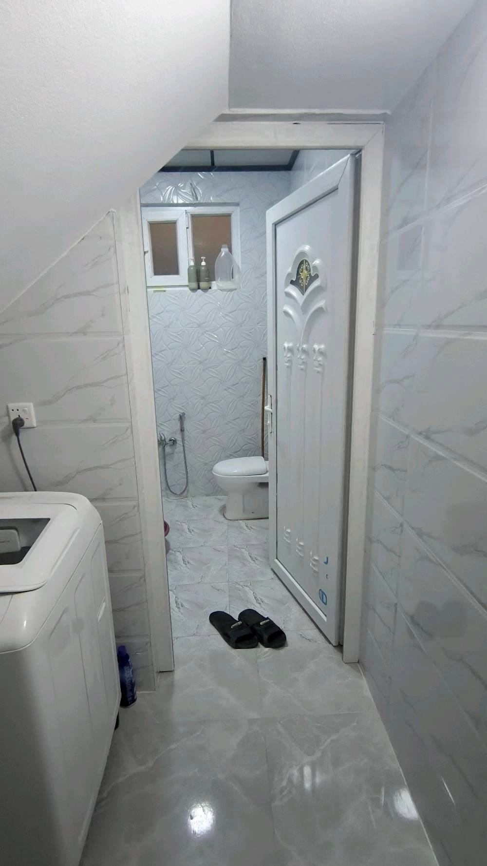 لدي بيت للبيع في يارمجة الشرقية الاول السعر 100000مليون  البيت يحتوي على حوش استقبال مطبخ وهول صحيات فوك وجوا مشتملات فوك وجوا عدد غرف النوم 3
كم عدد الغرف في البيت؟: 
3
ما هي مساحة البيت الإجمالية؟: 
 طابق ونص متر 100
أين يقع البيت بالتحديد؟: 
في يارمجة الشرقية الاول قرب مكتب العلي
هل السعر قابل للتفاوض؟: 
نعم 
هل هناك موقف للسيارات؟: 
لا  
رقم الهاتف ***********عبدالله بي واتساب 