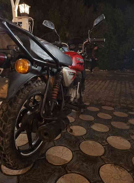 السلام عليكم دراجه بوكسر موديل ٢٢ مكفوله كفاله عامه أوراقه كامله ٧ أوراق الدراجه كلش نظيفه احلى من الصور السعر خاص للاستفسار *********** مكاني الاعظميه
