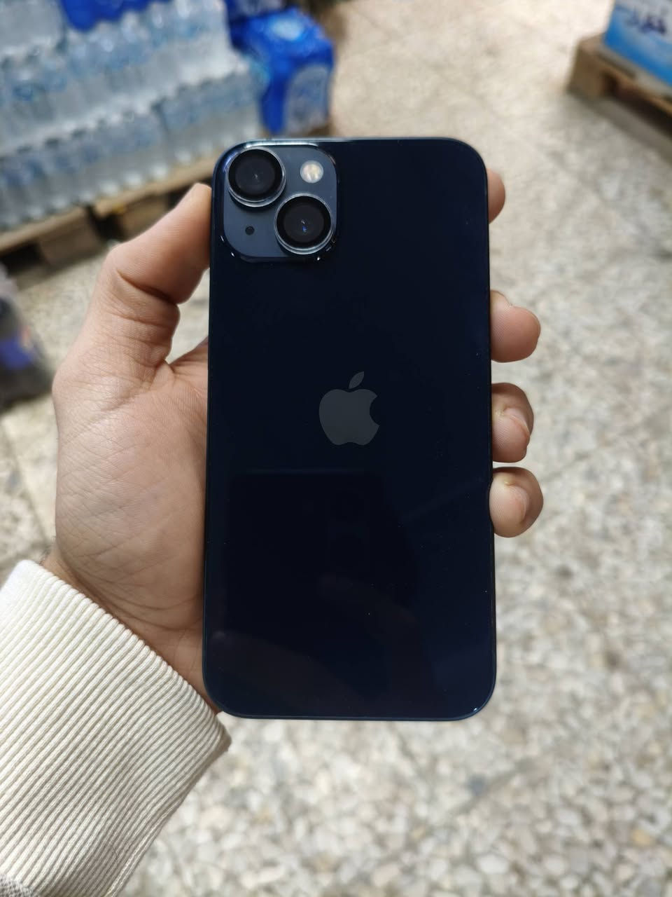 سلام عليكم ايفون 13عادي للبيع
اجهاز نضيف مثل ما واضح 
لا ضربه لا شخط 
بعده بل ضمان اشركه 
بطاريه ميه بس بدون كارتونه بس كيبل 
شرق اوسط تلث AAA
اسعر 520
ارقم ***********
بيه واتساب
