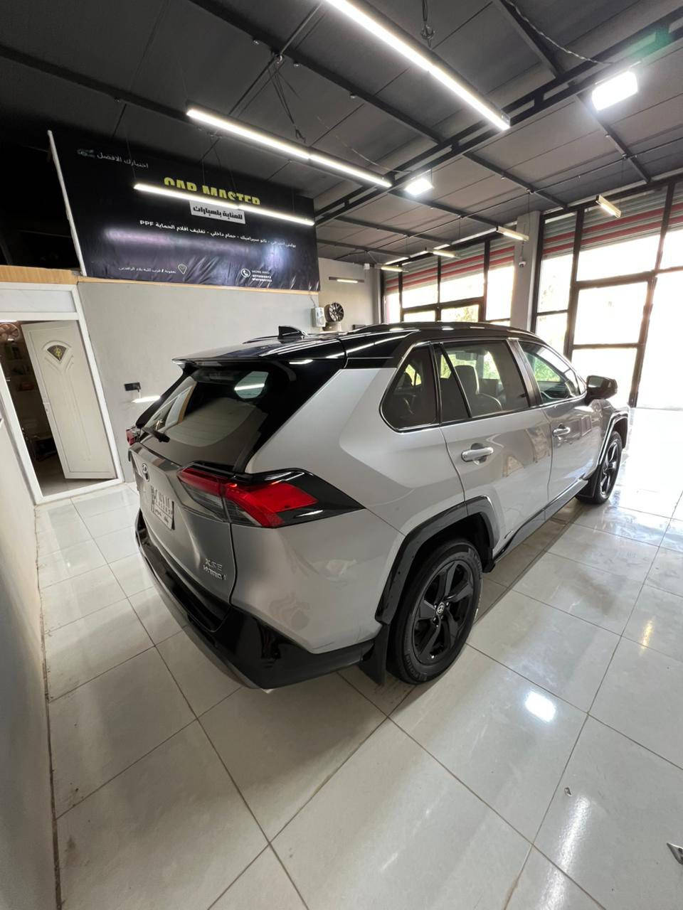 السلام عليكم
تويوتا راف فور xse هايبرد 2021 اعلى فئة تو كلار

مواصفات فول السياره 

بيها نص بنيد و نص جاملغ خلفي بدون ايرباك شرط و بدون تبديل راديرات كله بلادي 

تخم تاير جديد جواها ماشية 65 الف كيلو متر سياره بدون مصرف دينار واحد

سعرها 250 او مراوس بكورلا كروس 
مكان السياره بغداد و ديالى
***********
