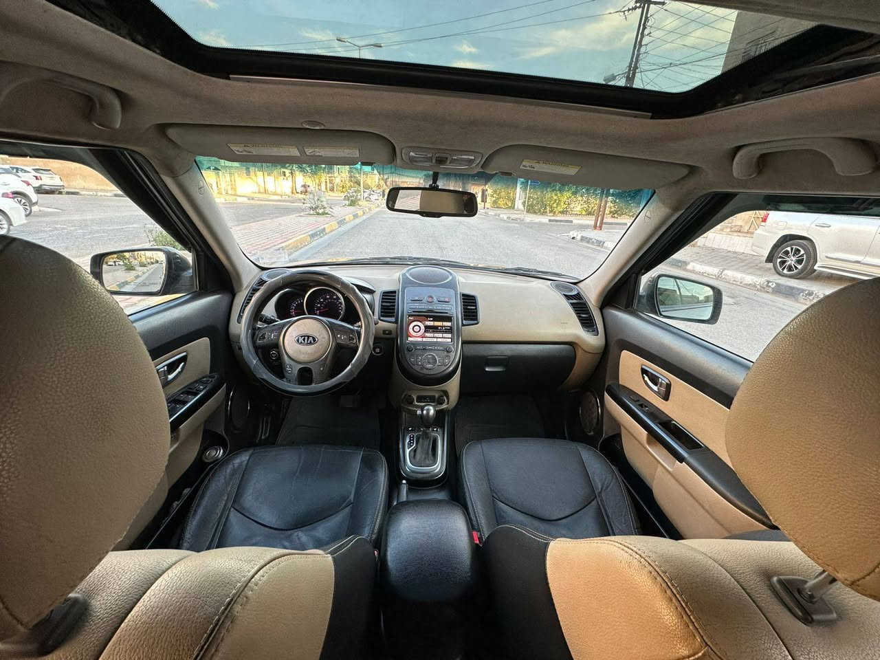 السلام عليكم *********** للبيع كيه صول وارد أمريكي موديل 2013 السعر (103) طخته جاملغ امامي وحافة بنيد مواصفات السياره فول 1/1 مكينه 2000 دوش فتحه بلقماره شاشه كبيرة كامرا خلفيه أشاير بلمري بصمة تشغيل بصمه ابواب تبريد بيانو دشبول لونين سماعات ان فن تي سبعه الوان كشنات جلد لونين ويل كب كروم 18 تدفئه كشنات مري شفط مثبت سرعه مكينه وكير وحداديه تبريد وتخم تايرات بحاله ممتازه جدا جدا رقم بابل انكليزي تحويل مباشر مكان سياره في كربلاء
