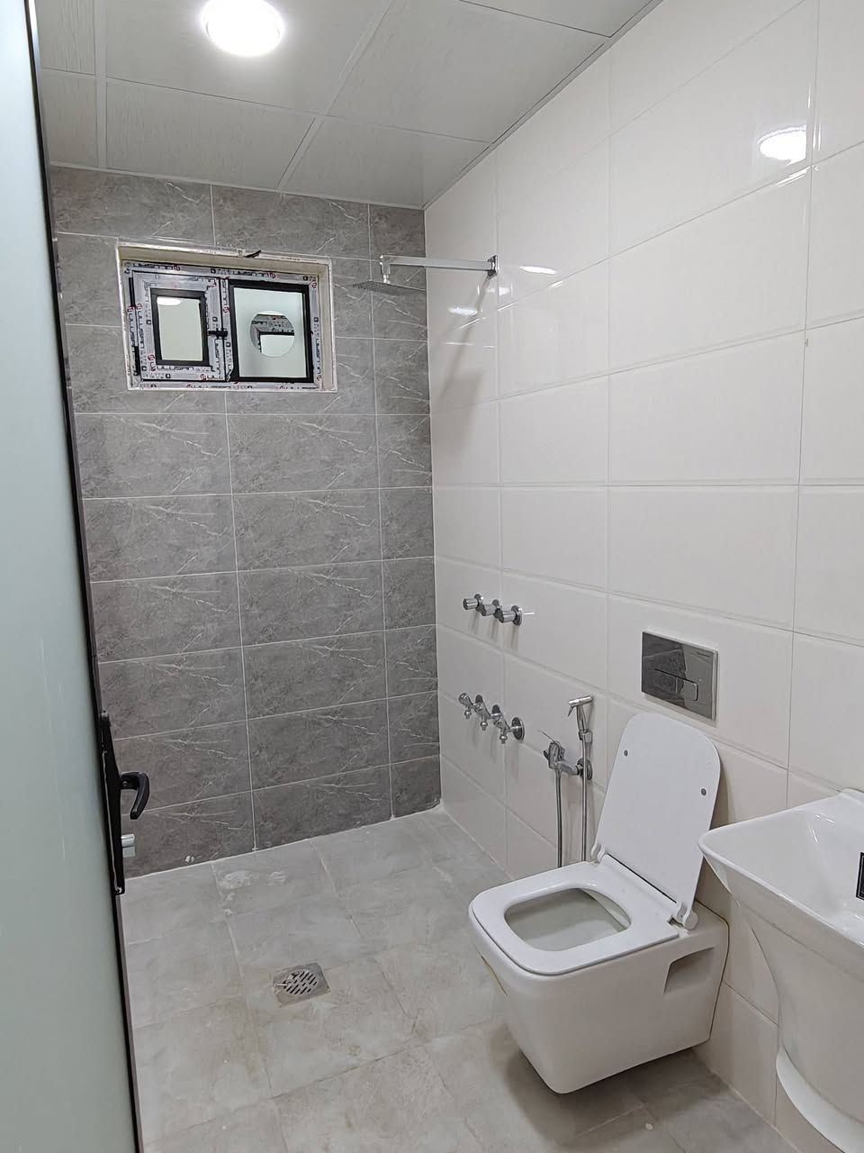 دار للبيع 125 م  حي الجهاد الشارقه قريب مجمع النسيم موقع حلو جدا يحتوي ع 4 نوم وصاله ومطبخ وخدمات عدد 3 واجهه 6 وربع نزال 20 للاستفسار عن السعر اتصل ع *********** شركه المستقبل للوساطه العقاريه
