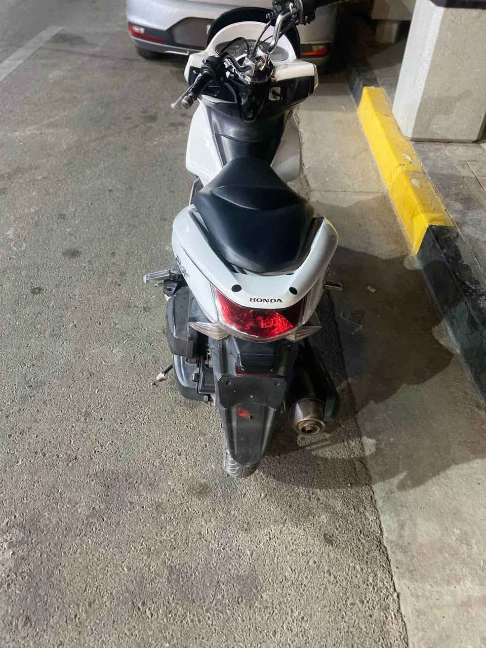 سلام عليكم جيل اول نقصه تفيلس دراجه نضيفه وكلشي شغال بيه عنواني بغداد كريعات سعر دراجه مليون او ١٠٠وبيه مجال حك جيه جماعت ال ٩٠٠لاتخابروني رقم تلفوني *********** متواجد واتس فقط
