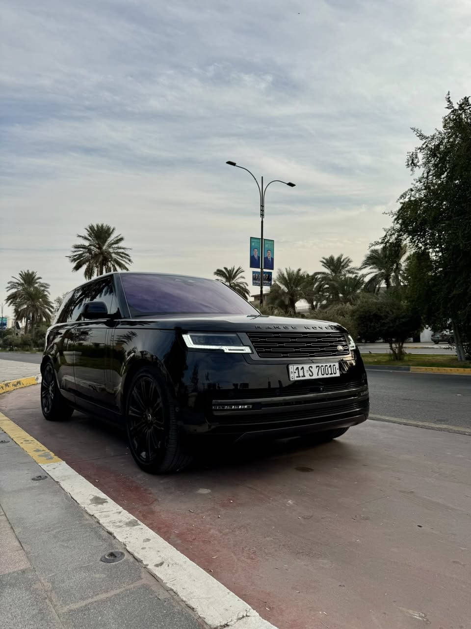 رانج روفر 2023 أوتوبايوكرافي وكالة سردار داخل الضمان وكل صيانتها داخل الشركة  مغلفة ppf ومكفولة  من جكة الأبرة الممشى 20 الف بلاك أديشن بلادي من الشركة  المحرك 8 سلندر توين تيربو
الرقم بغداد مميز مع السيارة     السيارة نظيفة جداً وما بيها أي ملاحضات وأجدد رانج بموديلها وبالخير على الي تصير من نصيبة رقم الهاتف (***********)
