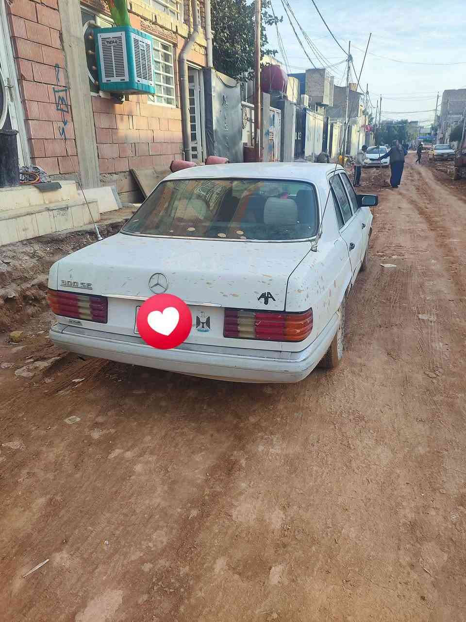 السلام عليكم ورحمه الله وبركاته 

مارسدس جامبو موديل 1990 اصل 

مكينه وكير كفاله ومكفوله من الكص ونقل جثه

الشواصي مكفوله ومابيها ضربه قوية 

مكينه 3000vvt مال راس الثور 
غرفتها تعبانه كلش 
وصدرها تعبان
تخم تاير جديد صارله شهر تقريبا
باتري جديد 
تبريد شغال قطعتين ورا وكدام ثلج 

شاشة اندرويد 
دشبول نضيف 
الفتحة مكسورة السجة وسديتها ولزكت فوكها هذا اللاصق الابيض 
بس الماطور شغال
رقم بغداد باسمي مشروع وطني سنوية ما ساقطة 
مكاني نجف حي النداء 
رقمي ***********
 السعر 55 وبيها مجال للطيبين
