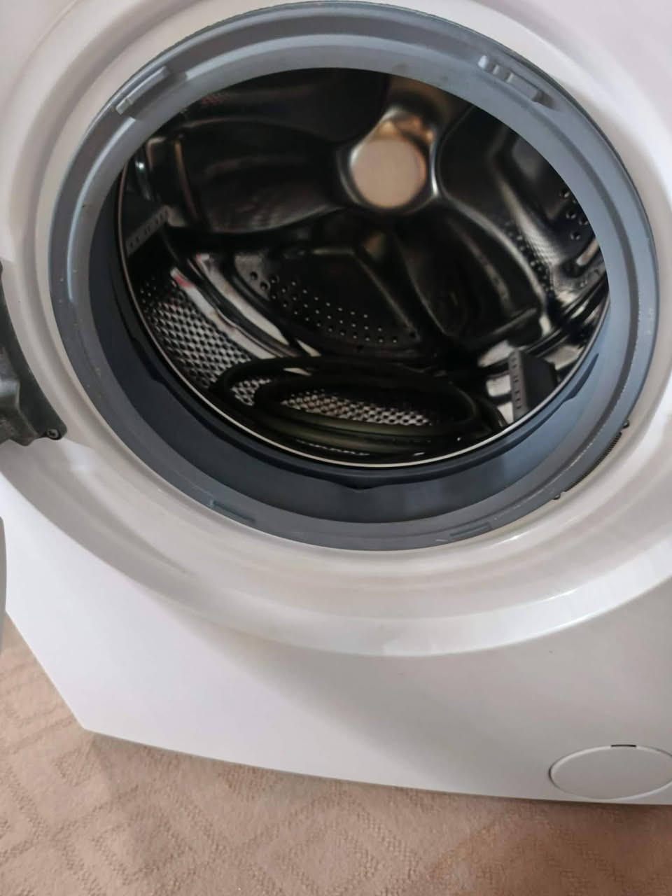 من رخست ادمن سلام عليكم غسالة للبيع الوزن 6كيلو شغاله مابي عيب أن تصال ع رقم ***********
