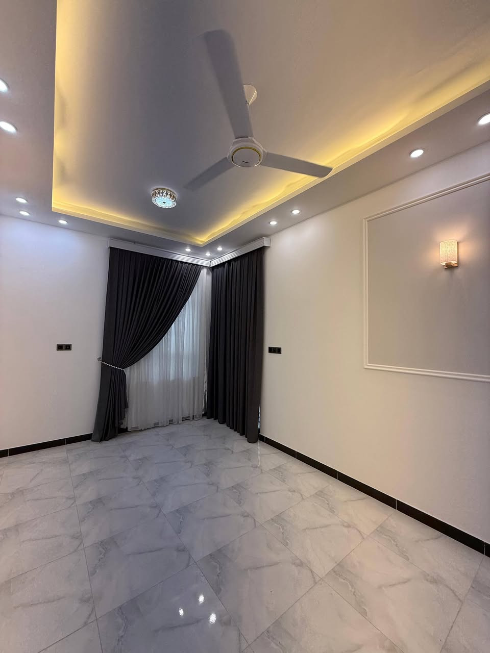 #دارللبيع

الموقع: حي المكرمه منطقه 9000 

المساحه: 140م بناء حديث درجه اولى غير مسكون.

قياس واجهة الدار 7 ×نزال 20م

⭐.يحتوي البيت طابق الاول: على غرفه وصاله واستقبال ومطبخ وصحيات عدد 2 

⭐.طابق الثاني: يحتوي على ثلاثة غرف وصاله وصحيات 

🌟#بمواصفات_vip

💥مجموع الغرف: 4

الاستفسار 

🏛️مراجعة مكتب الرشيد📌 او الاتصال بالارقام التاليه

***********☎️
***********📱
