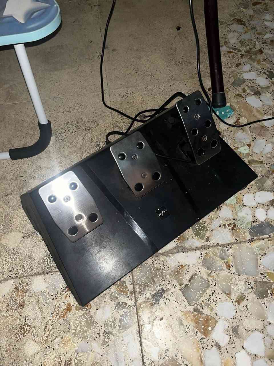 السلام عليكم شباب دركسون PXN يرهم على جميع الاجهزة ( بلي 4،5 / اكس بوكس سيرس اس ، وأكس ) نضيف بحالة الشركة مع كامل ملحقات كير عادي ودواسات 3 ( بانزين ، بريك ، كلج ) بالأضافة الى شفتات وره الستيرن ، بدون اي نقص وايرات ، سعرة ( 100 ) الف العنوان الديوانية - قضاء الشامية للأسف ماكو توصيل الي قريب يجي ياخذه وبي خير ويدلل تواصل خاص او واتساب ***********
