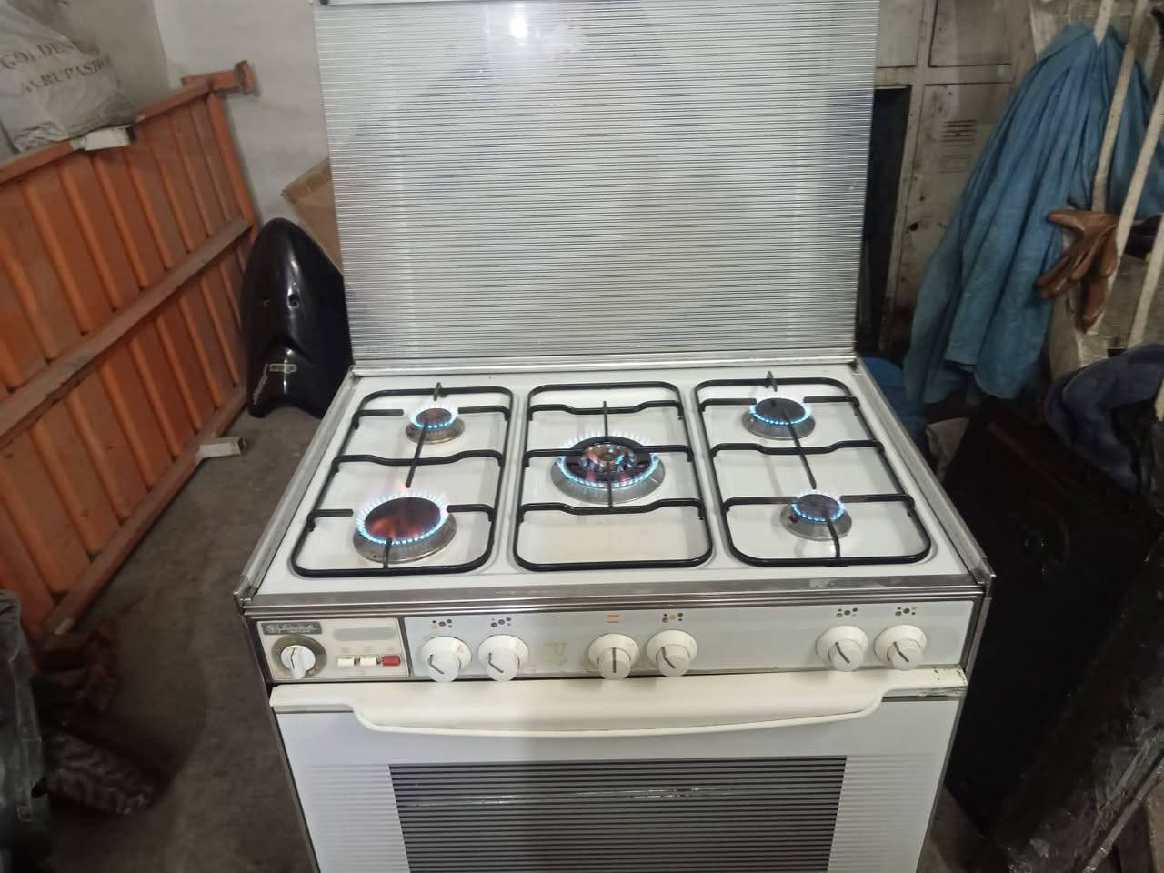 السلام عليكم طباخ عشتار نظيف مشتغل قليل واضح كدامكم بالصور والفيديو كله شغال نازك قياس ٦٠في٨٠ مكاني الصليخ منطقه ال٦٠٠ والشراي يتصل ولي يعرف قيمته الاتصال ***********
