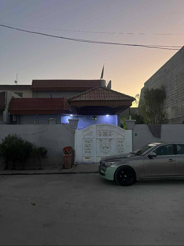 دار للبيع 300متر طابقين العنوان الحمزلي قرب المنتوجات النفطيه ***********
