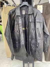 زبائن الكرام يوجد لدينا صبغ قماصل جلد  اسود و جوزي  للاستفسار اتصل علي...