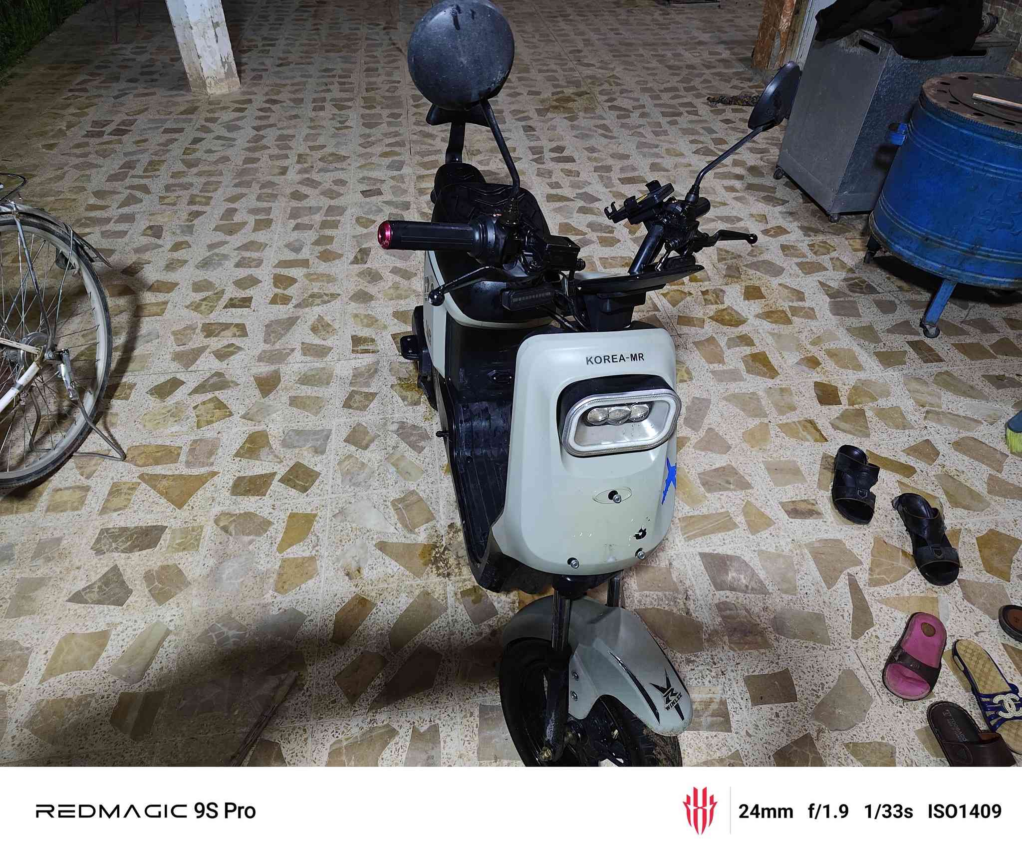 السلام عليكم دارجة شحن r9
بطارية 32 امببر  جدد
شاحنة 20 امبير 
نضافة 90 بل مية 
كامل مابي نقص 
السرعة الحقيقة 60
السعر 450 الف وبيه مجال قليل
العنوان بيجي / حي العسكري الثاني 
*********** رقم الهاتف
