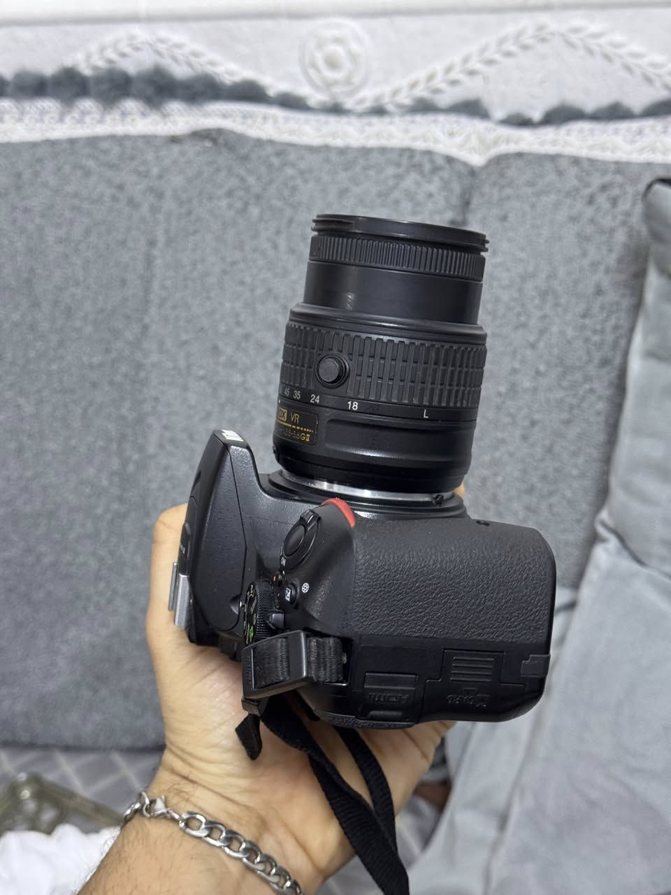 📸 للبيع: Nikon D5500 

📌 المواصفات :

• عداد الشتر: 21 ألف لقطة فقط (عمر افتراضي طويل جداً).

• الشاشة: لمس (Touch) متحركة 360 درجة (قلابة بجميع الاتجاهات).

• العدسة: الأصلية (18-55mm) مزودة بـ VR مانع اهتزاز.

• التركيز: نظام فوكس (Auto/Manual) مع قفل للعدسة.

• المميزات: دقة 24.2 ميكابكسل + نقل صور للموبايل (SnapBridge/Wi-Fi).

🎒 الملحقات:

• شاحنة + بطارية أصلية.

• رام ذاكرة تخزين٣٢

السعر ٤٥٠ الف


**إذا كنت صاحب هذا الإعلان وتريد حذفه لأي سبب، رجاءا أرسل رسالة إلى الدعم الفني**