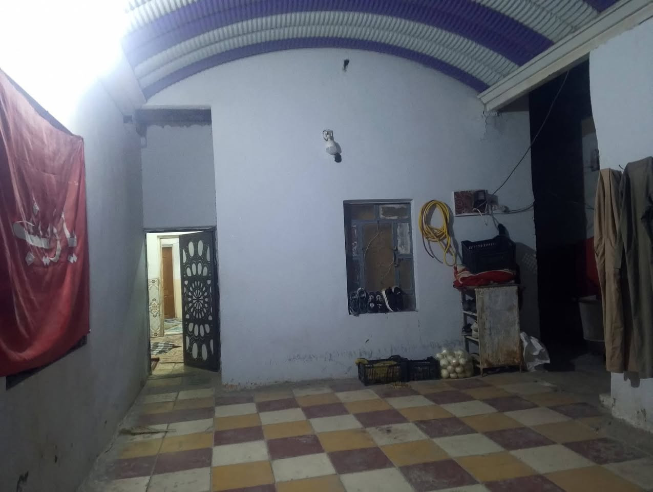 دار للبيع في حي الوفاء المساحة 200 متر قرب محطة وقود الوفاء بي 4 غرف نوم استقبال مطبخ تخاريج كراج سيارة بناء اعگادة نظيف جدا قرب اعدادية نور الحسين ومدرسة ابتدائية ارض الانبياء ومتوسطة النفس الزكية للاستفسار الاتصال على الرقم ***********
