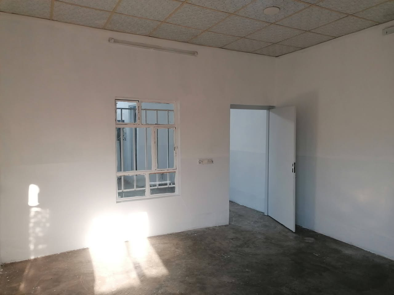 ئەم خانوە بۆفرۆشتن نرخی زۆر گونجاوە
لەگەڕەکی بنگردە ڕوکنە تازە تەعمیرکراوە
هیچی وای ناوێت مەسرەفی لەسەربکەیت
ماڵی فەقیرە کارەباو ئــاوی ســـــفــرکراوە
ڕەستـەوخــۆ بیکـە بەناوی خـــــــــــۆتــەوە
نــرخــی 385 گڵاو مەجـالیشی تـیـایــــــــە
*********** ڕووبەری 80 مــەتــــــرە
