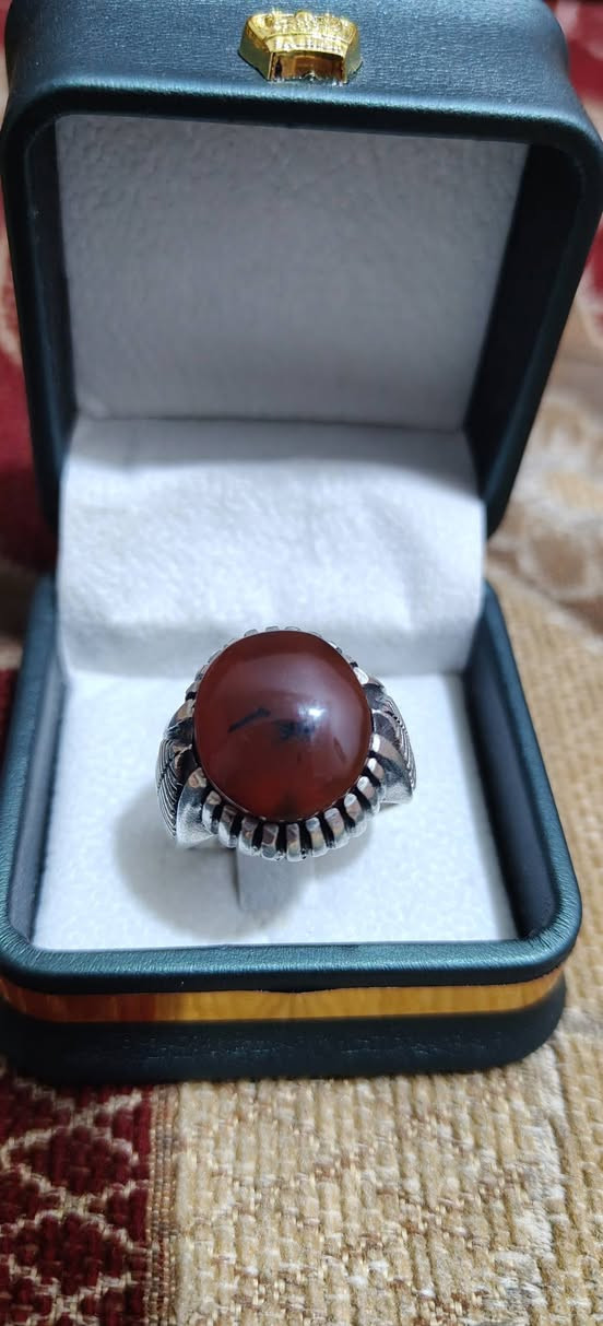 سلام عليكم ورحمة الله وبركاته خاتم فضة 925 صياغة يدوية نوع الحجر ( عقيق يماني كبدي _ شجري ) قياس الخاتم 24 وزن الخاتم 20 غرام طبعاً الحجر جداً قديما ولكن الصياغة جديدة السعر 75 الف واني خادم ان شاء الله عنواني (نجف - كوفة - حي ميسان ) ***********
