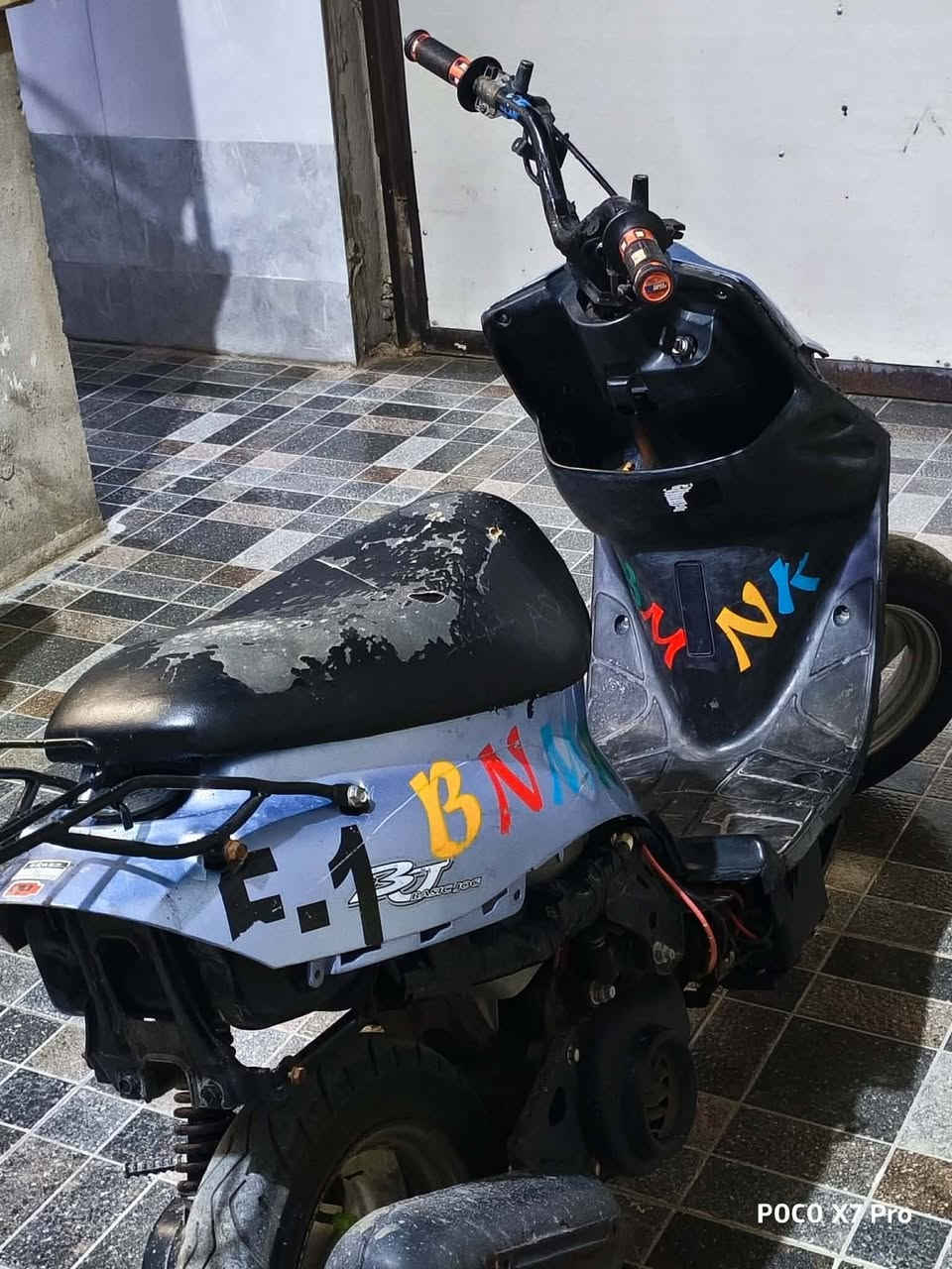 للبيع نحله تسعه اضروف تحريكه معدل نار  مكينه معمره مره وحده ويرمنيه شغاله كشن مغلف جلد جديد المطور كدام العين نضفتو  السعر 300وبيه مجال مكاني الموصل حي النور قرب دانيه ماركت  الخاص مفتوح او عل رقم الهاتف واتساب  ***********رجان مو شراي لا تكسر
