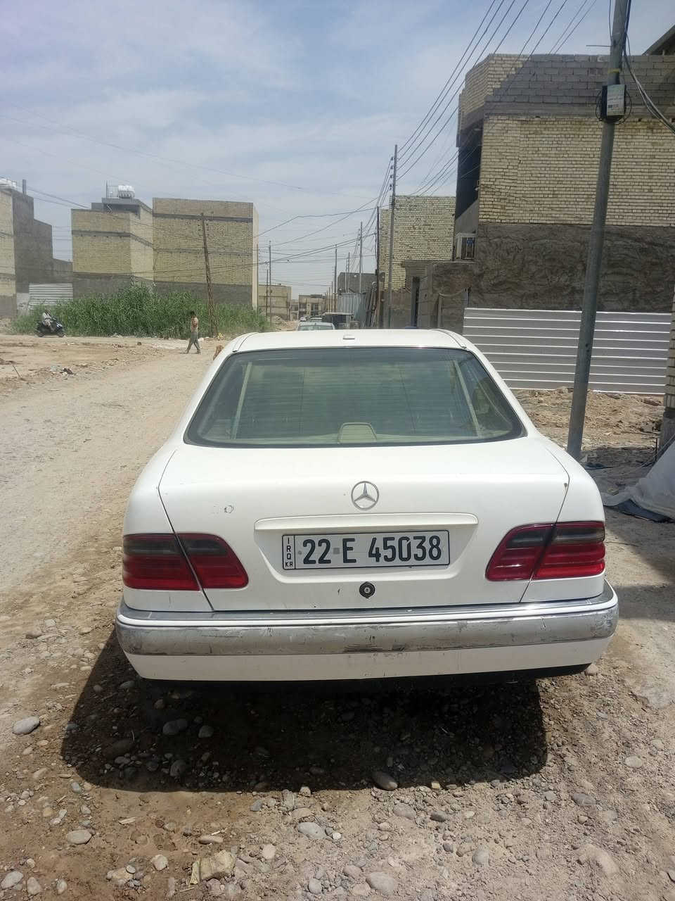 مارسيدس ام عيون موديل 1996
1996 Mercedes Benz E230 W210 
السيارة بلادية بدون اي تحوير 
السيارة فول مواصفات 
محرك أربعة سلندر
نوع المحرك M111
كشنات كهرباء 
كشنات هواء 
جام كهرباء 
كير اوتوماتيك 
مرايات كهرباء 
مرايات شفط 
كشنات مخمل 
فتحة سقف
داخل صاج 
اربع ايرباك 
نضام ABS 
لايت ناصي زنون لد 
زراك لايت 
مثبت سرعة 
قطعتين تبريد 
بردة خلفية 
صدرها صار اسبوع من كملته 
وبعد بيها هواي مواصفات 
السيارة رقم اربيل باسمي شرط التحويل 
هزة بعدها ما ساقطة 
السيارة بيها نواقص بسيطة 
عوزها راديتر تبريد 
كمبريسر شغال وفريز ما بي ليك 
مكان السيارة بغداد 
السعر 70$
للتواصل 
***********
