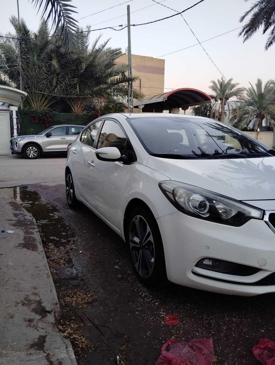 سيراتو خليجي موديل 2014 رقم اربيل جديد انكليزي سنويه ل30 السياره بيها قطعتين صبغ باب  السايق والوراها وبيها كرت زغير باب الصدر جاهزه السياره من كله وجديد گير محرك تبريد حداديه كله تمام وعلى الفحص سياره أحله من الصور وترايها
 زيرو ماعايزه كلشي مال جناي  فووول ماعدى البصمه ....
محرك 1600 شرط لا بخار ولا صوت 💢 فتحة سقف 💢 
تحكم صوبين وشفتات ستيرين 💢 تبريد خلفي 💢 
لد امامي خلفي 💢 حساس امامي خلفي 💢 
السعر المطلوب ((  116  $ )) بيها مجال للشراي للاستفسار الاتصال على الرقم *********** 
مكاني نجف دور الهنديه - ترهم مراوس حسب القناعه
