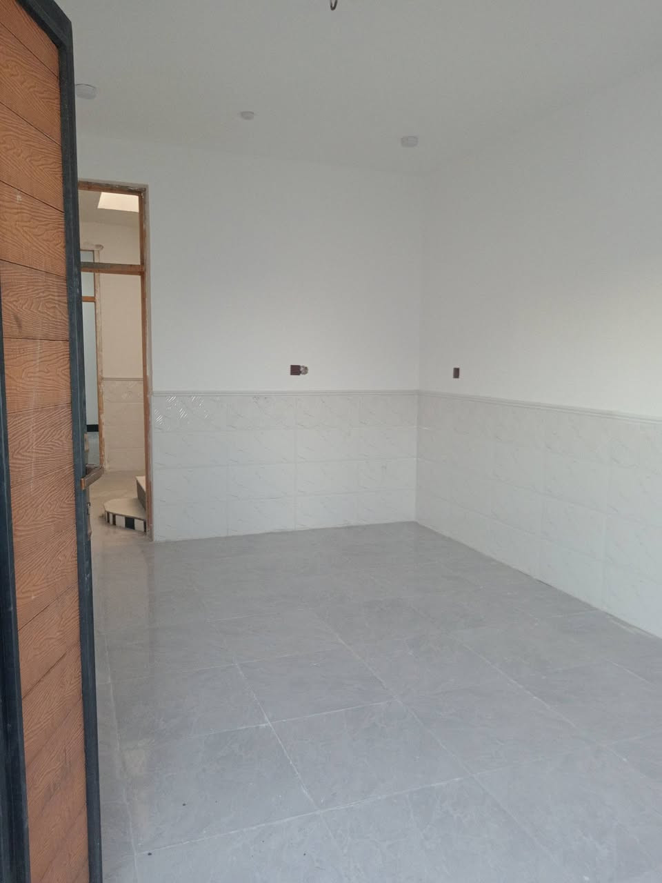 دار البيع المساحه ١٤٠ متر الواجهه ٧ ونزال ٢٠ يتكون من ستقبال ومطبخ وغرفه وهول صحيات  طابق الثاني يتكون من غرفتين نوم وبيتونه  وصحيتا خارجيه وداخليا لدار كلش حلو ومرتب  وشغل درجه اولى المكان حله ورديه قرب سيد موسئ سند  ٢٥ تحويل مباشر  السعر ١١٥ ومبي مجال قليل الاستفسار ع رقام التالي
***********        
 
***********
