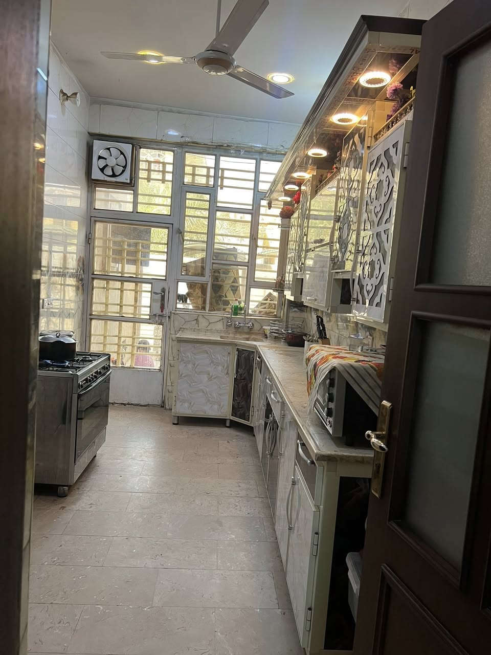 بيت مساحة ١٢٥ طابو ملك صرف مساحة ١٢٥ واجهة ٦ وربع نزال ٢٠ طابقين وبيتونة مع تشجير ١٠٠ متر 
يحتوي على استقبال ومطبخ وثلاثة مجاميع صحية 
ومساحة درج مع غرفة نوم في الطابق الأول وثنان غرف في الطابق الثاني 
البيت كامل بناء حديث 
العبيدي حي الرئاسة شارع ٢٠ قرب أفران الزيتون 
***********
