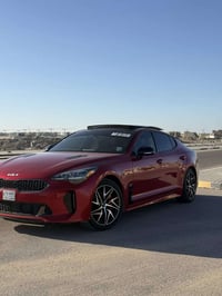 مستعجل ع بيع كيا ستنكر موديل 23 لون مميز  جيتي لاين فول مواصفات للاخير...