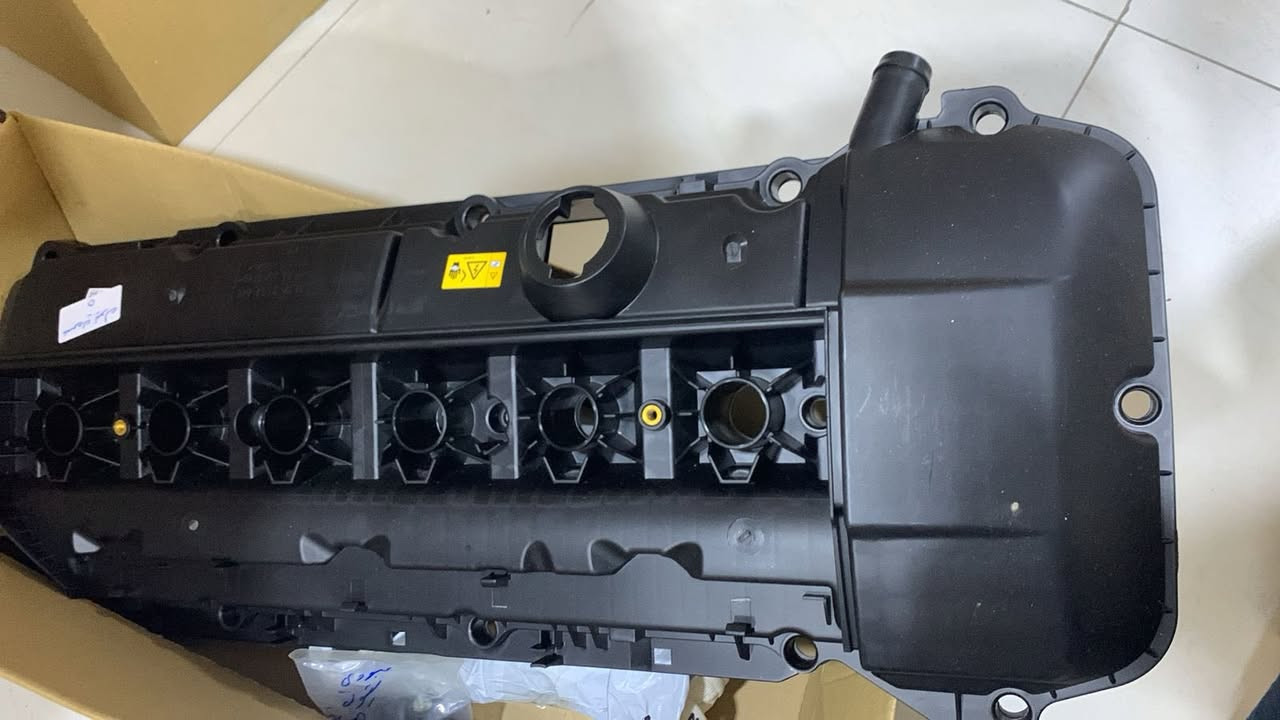غطاء محرك bmwطلعلي بالبضاعه امزون نطيني سعر اخذه ***********.     هذا المنتج عبارة عن غطاء صمامات (Valve Cover) متوافق مع محركات بي إم دبليو (BMW) من نوع M54. 
التوافق: يناسب سيارات بي إم دبليو الفئة الثالثة (E46)، الفئة الخامسة (E60)، وX3 (E83). 
الوظيفة: يعمل على حماية الصمامات العلوية للمحرك ومنع تسرب الزيت. 
المادة: مصنوع من مواد متينة مقاومة للحرارة. 
المزايا: يأتي عادةً مع حشية (Gasket) لضمان الإغلاق المحكم.
