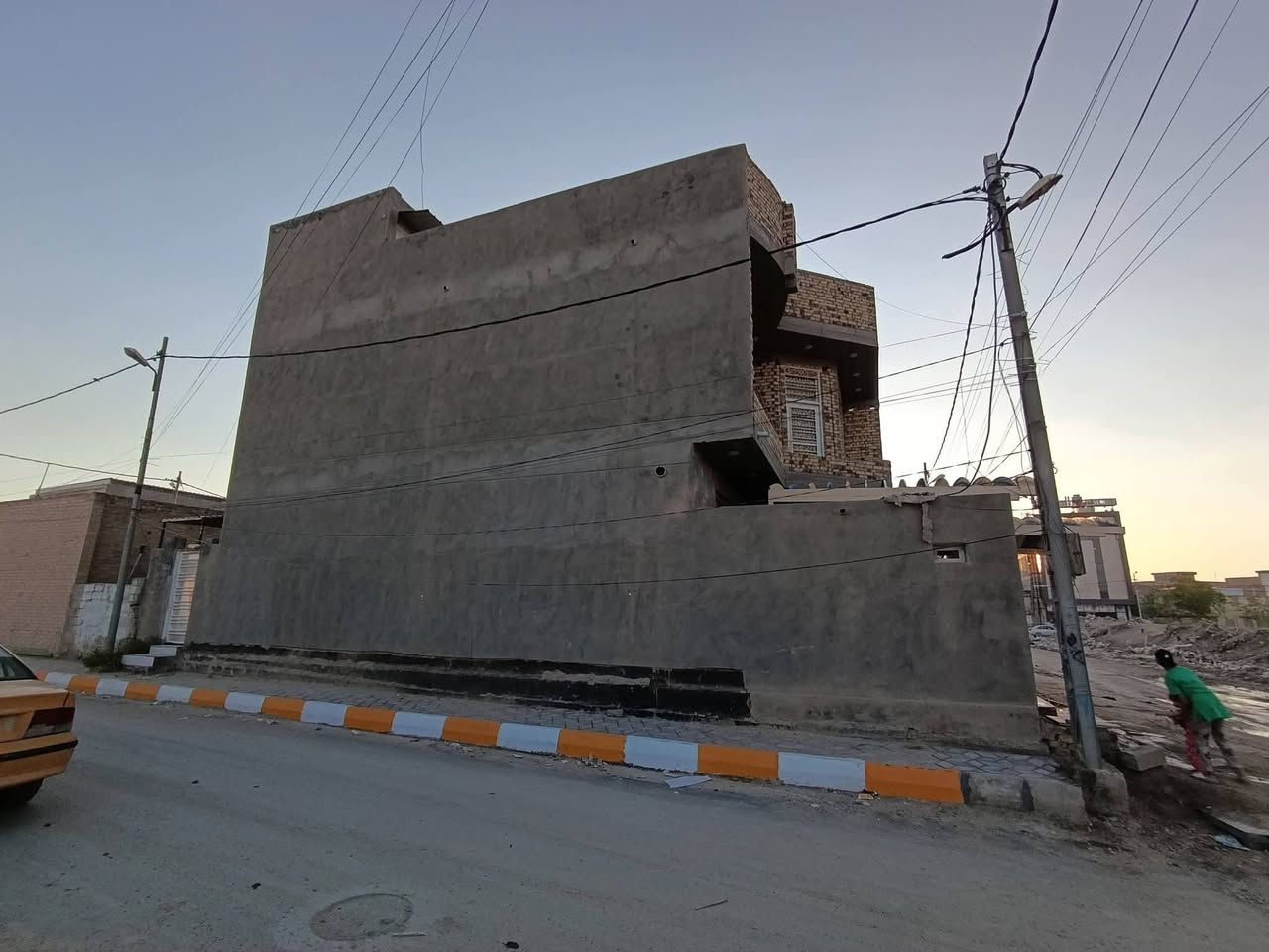 يالله يارزاق 🤍 السعر 205 مليون(205,000,000)
🏡 بيت للبيع – الإسكان القديم
📍 بشارع مركز النهضة – مقابل مجمع السبطين الجديد
📐 المساحة: 135 متر
🏠 البيت ركن وبناء جديد
📜 طابو صرف
✨ تفاصيل البيت:
▫️ الطابق الأول:
غرفة نوم داخلها حمام، صالة، مطبخ، براني كبير، حمام وصحيات خارجية، وتواليت ثاني بالمنور الخلفي
▫️ الطابق الثاني:
3 غرف
غرفتين كبار وغرفة وسط
وإحدى الغرف بيها حمام
💎 البيت متعوب عليه ومستخدم بيه أجود أنواع السيراميك
🚰 المنطقة مبلطة جديدة وتأهيل ماء ومجاري جديد و إنارة للشوارع 
📍 موقع مميز 
السعر 205 مليون. 

📞 للاستفسار خاص أو الاتصال: ‏‪***********‬‏
