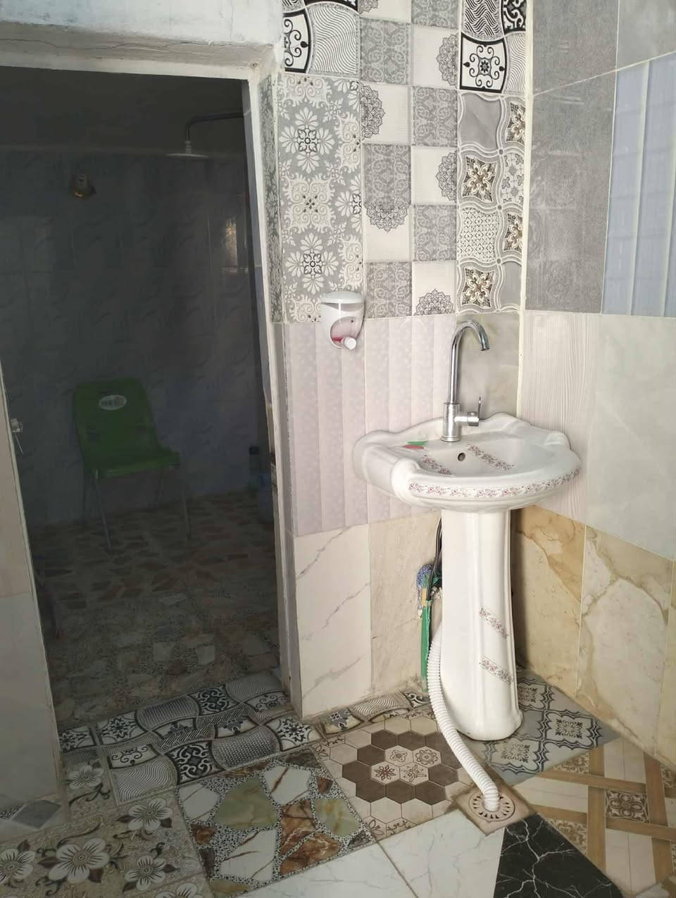 بيت للبيع كوت حي الحكيم نزله بيت خليفه 200 متر مرقم من البلديه غرفتين وهول ومطبخ وستقبال وصحيات يبعد عن الشارع العام 100 متر الاستفسار على الرقم  ***********
