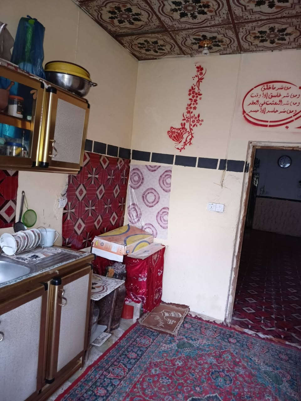 بيت للبيع 100متر شارع المطار القديم قرب مدرسة جناهن عرفه وصاله ومطبخ وستقبال اريده 25 يرهم قصد ***********
