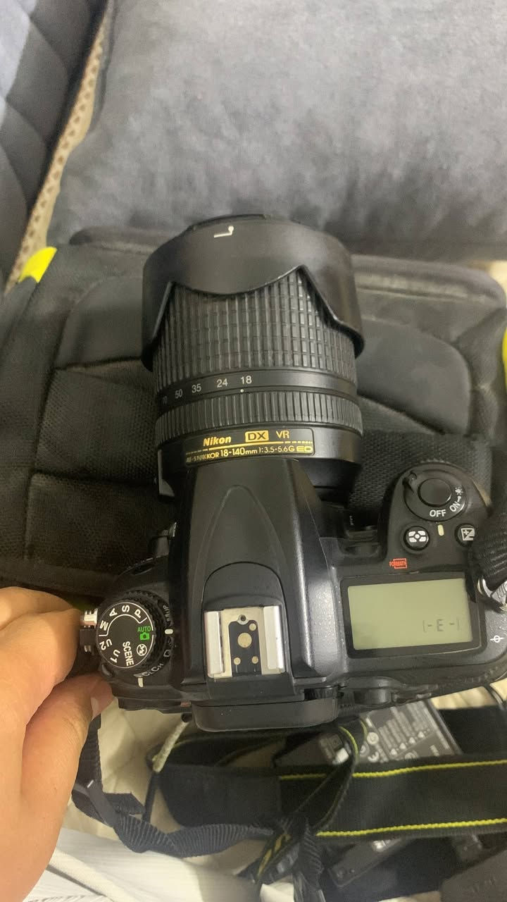 الكاميرا Nikon D7000 للبيع
***********
السعر ب٤٠٠ الف وبيه مجال
