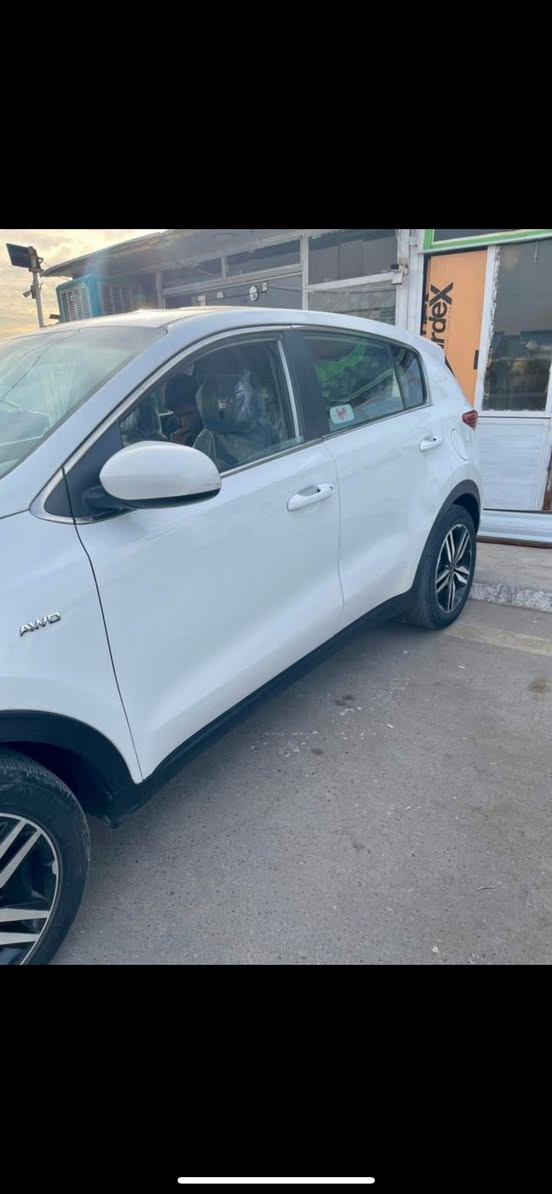 السلام عليكم سبورتج موديل 2018 أمريكي السيارة كلين وهنا نصبغ بيه بابتين صبغ السيارة ماشية 83 ميل السيارة جاهزها مابيه   نقص ابدد  السيارة بسمي تحويل ثاني يوم السعر 153 بيه مجال للاتصال ***********
