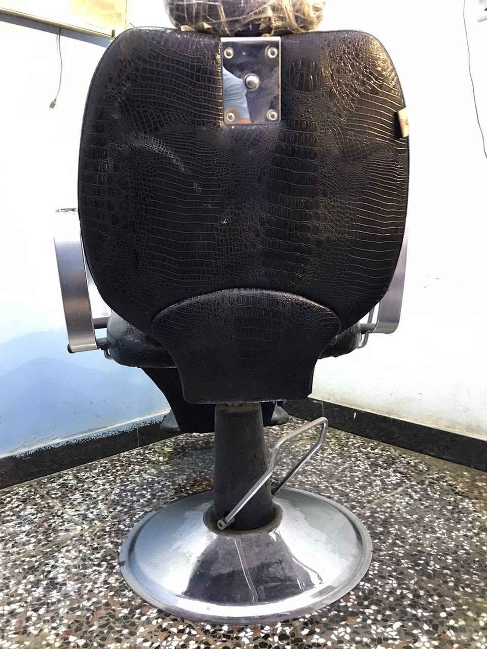 السلام عليكم كرسي حلاقة جلد  جكات تشتغل مستعمل نظيف عدد ٢ للبيع السعر اثنينهم ٢٢٥ وبي مجال 
بغداد الخطيب الزراعي 
الاتصال على الرقم ***********
