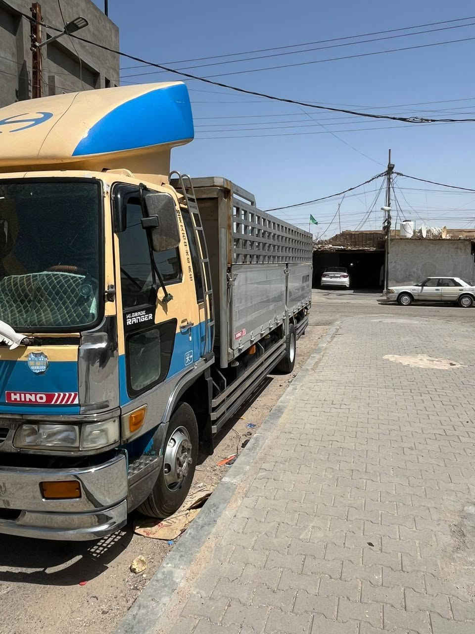 هينو انكر للبيع مكينه 80فول عادي خط واحد 6وربع بلاد رقم بصره انكليزي 4قطع بديه تخم تاير خلفي 19ونص امامي 17ونص سياره جديده مكانه بلبصره /***********/***********/سعره (٢٣٠) بيه مجال
