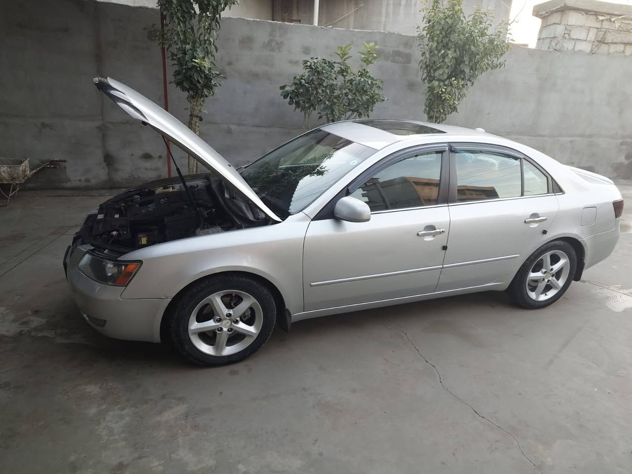 سلام عليكم سيارة سوناتا 2008 رقم نينوى سنويه وهزه ورقام كلو جديد السيارة واحد على واحد لمتت محرك سته شرط محرك صدر طخم تاير كلو جديد الضرر بوند مبدل اصلي وجاملق خلفي نص بدون داخل خلاص تبريد مدوشمه السيارة مال جناي السعر 125 $ وبيها مجال العنوان موصل القيارة رقم الهاتف ***********
