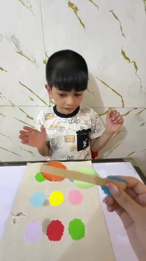 يُعدّ تدريب التعرّف على الأشياء وتمييزها من الأنشطة المهمة لأطفال التوحد، إذ يساعد على: 
🧩 تنمية الإدراك البصري. 
🎯 تحسين الانتباه والتركيز. 
🗣️ توسيع الحصيلة اللغوية وتسمية الأشياء. 
🧠 تعزيز مهارات التصنيف والتمييز بين الأشكال والألوان والأحجام.  زيادة التفاعل وبناء الثقة أثناء التعلم.

***********📞
***********📞
#التوحد #أنشطة_التوحد #تدريبات_أطفال #التدخل_المبكر #تنمية_المهارات #الإدراك_البصري #التركيز #العلاج_الوظيفي #رياض_الأطفال #تعليم_الأطفال #Autism #AutismActivities #EarlyIntervention #SpecialEducation #LearningThroughPlay
