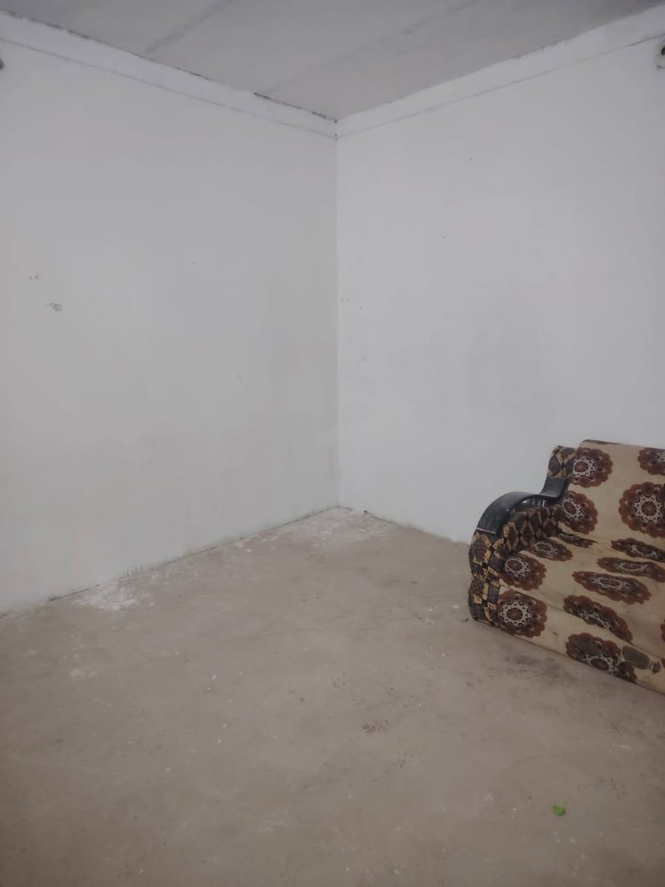 بيت 70م للايجار حي الوفاء قرب محطّة الوقود طابق واحد
 يتكون من غرفه وصاله ومطبخ وصحيات ايجاره 200قفل 
للاستفسار اكثر واتساب ***********
