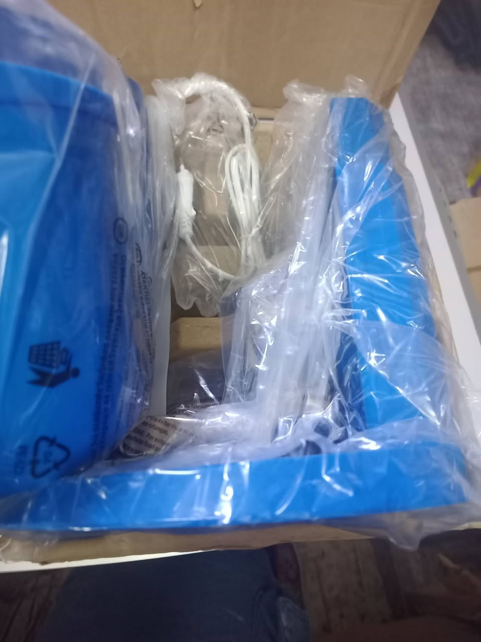 جهاز صنع الآيس كريم الناعم (Soft Ice Cream Maker) طراز BL1000، وهو جهاز منزلي مصمم لإعداد المثلجات الكريمية.
الوظيفة: يقوم بتجميد الخليط أثناء خفقه لإنتاج قوام ناعم وخفيف. 
المكونات الرئيسية: يتكون عادةً من وعاء للتجميد، ومحرك لتحريك الخليط، وموزع لتقديم الآيس كريم. 
الاستخدام: مثالي لصنع الزبادي المجمد، والشراب المبرد، والآيس كريم المنزلي في وقت قصير. 
السعر 
40 الف مع توصيل


**إذا كنت صاحب هذا الإعلان وتريد حذفه لأي سبب، رجاءا أرسل رسالة إلى الدعم الفني**