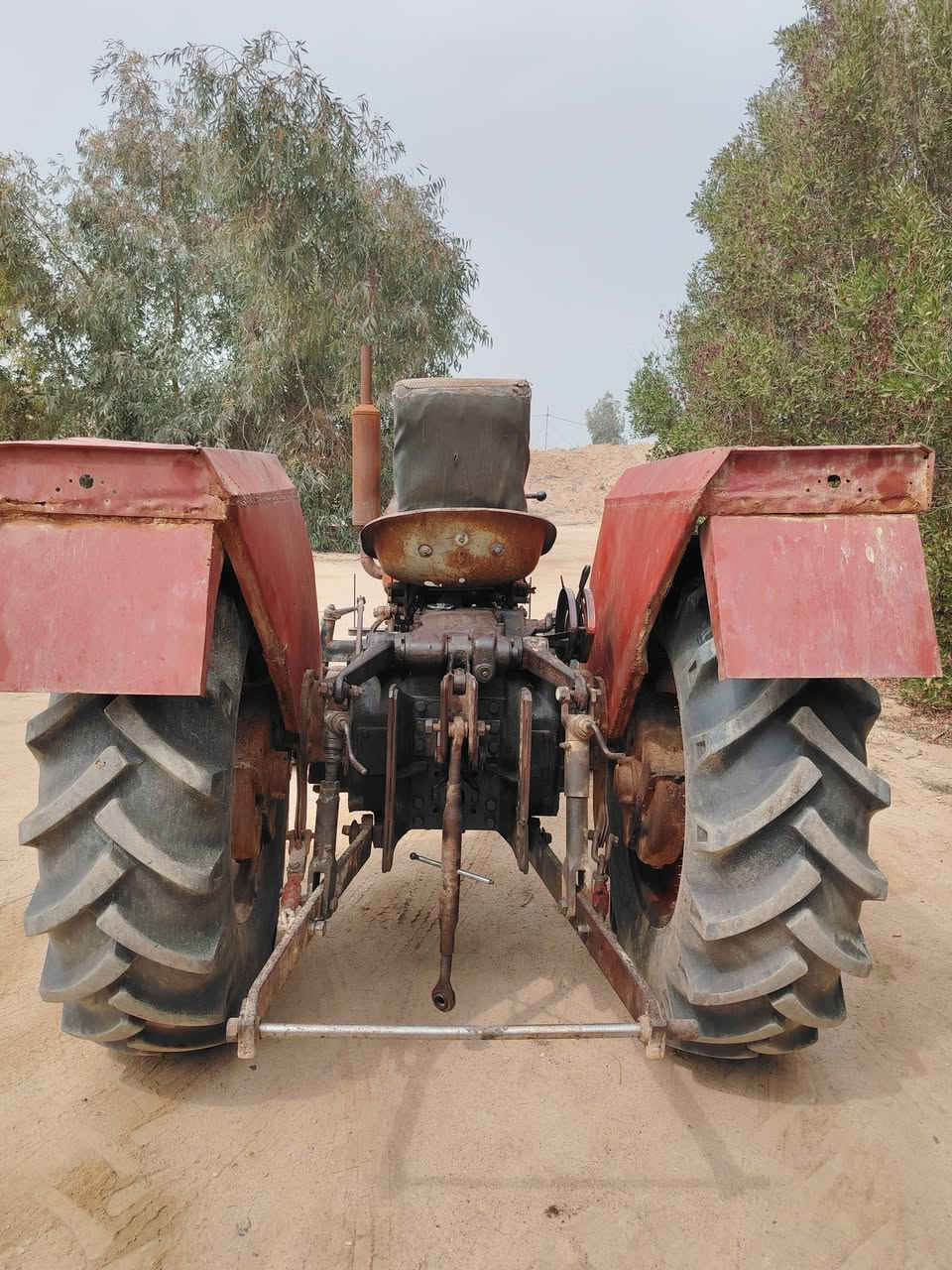 للبيع عنتر موديل ٨٣ نضيفه شادلهة تخم تايرات وسلف جديد شغاله نكره سلف وراهة خرماشه  مكينه نضيفه انضف من الصوره مكان المكينه النجف ناحيه الحيدريه خان النص السعر ب  ((٤ ملايين)) و بيهة مجال للشراي
***********
***********
